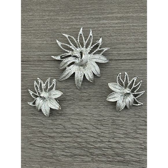 Lovely Vtg Silver Tone Pin & Clip On Earrings Flower Set By Sarah Coventry - Picture 1 of 2